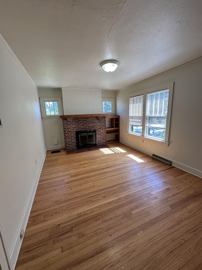 Building Photo - 807 N Orchard St