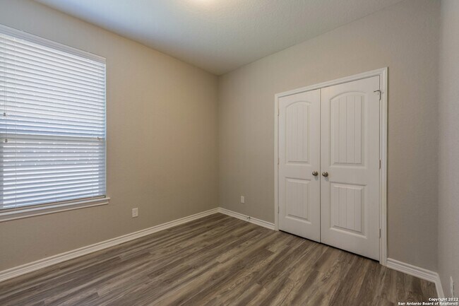 Building Photo - 3592 Vuitton