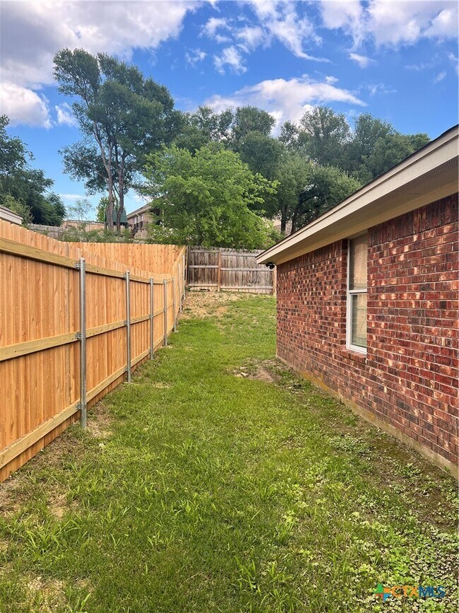 Building Photo - 607 Olaf Dr
