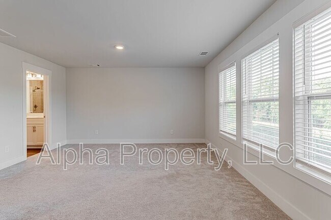 Building Photo - 32 Mardale Ln