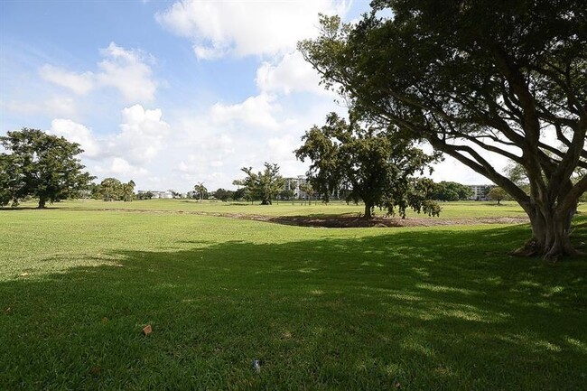 Building Photo - 2901 S Palm Aire Dr