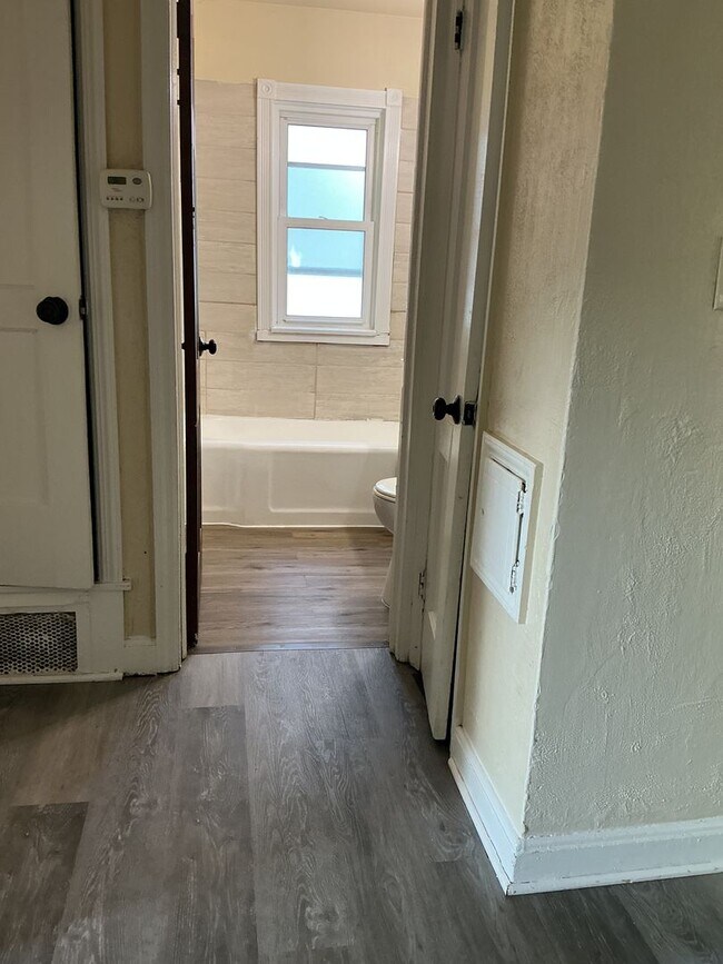 Building Photo - 3 Bedroom Single Family Home