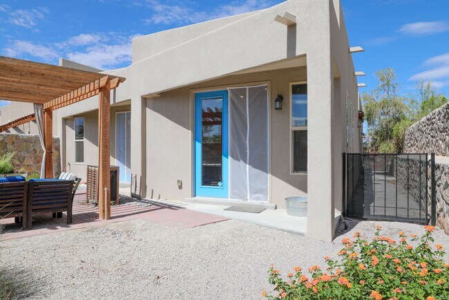 Building Photo - 2 Bed, 2 Bath Townhome