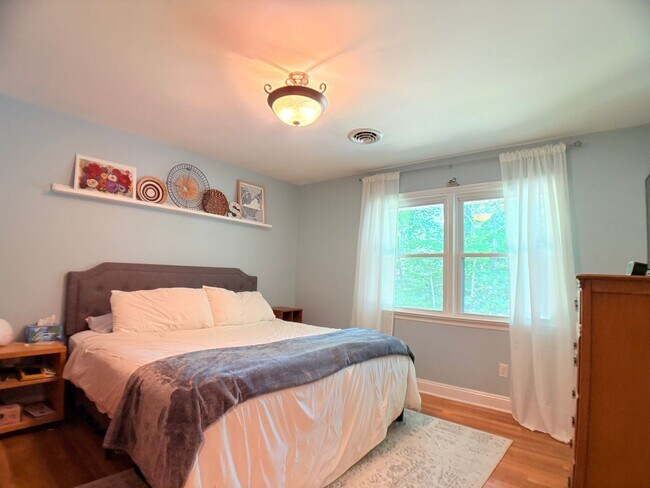 Building Photo - Large fenced in yard and Sun room!