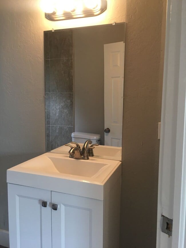 Building Photo - Three Bedroom Townhome;  Farmington, 1,100...