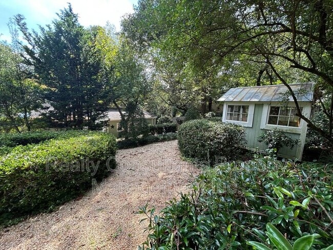 Building Photo - 2461 Lyndhurst Ave