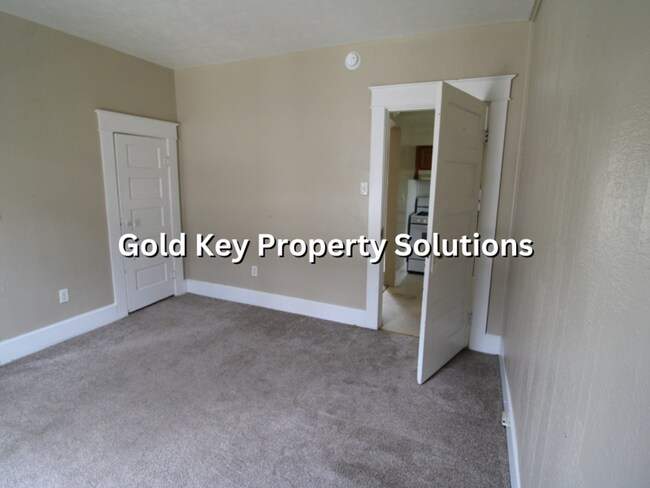 Building Photo - Attractive 2 BR 1 BA House with Central Air and Huge Front Porch (SECTION 8 APPROVED)
