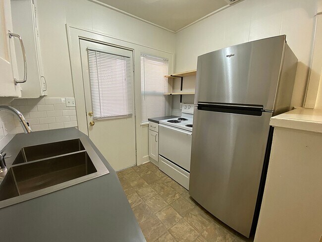 Building Photo - Charming 1 Bedroom with Hardwood Floors, Close-In Location