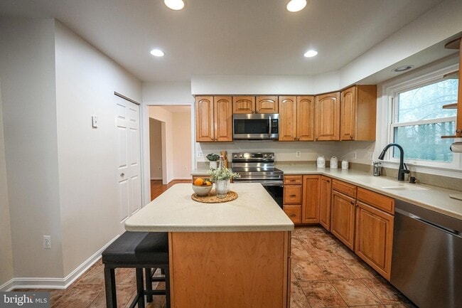 Building Photo - 4230 Avon Dr