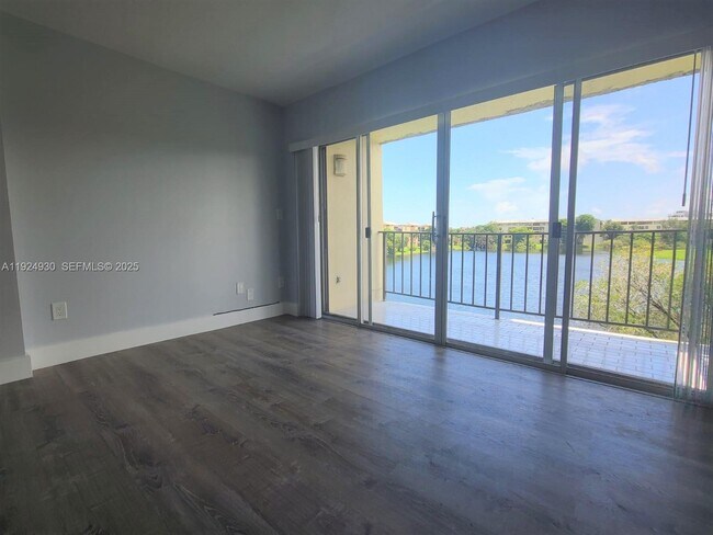 Building Photo - 8895 Fontainebleau Blvd