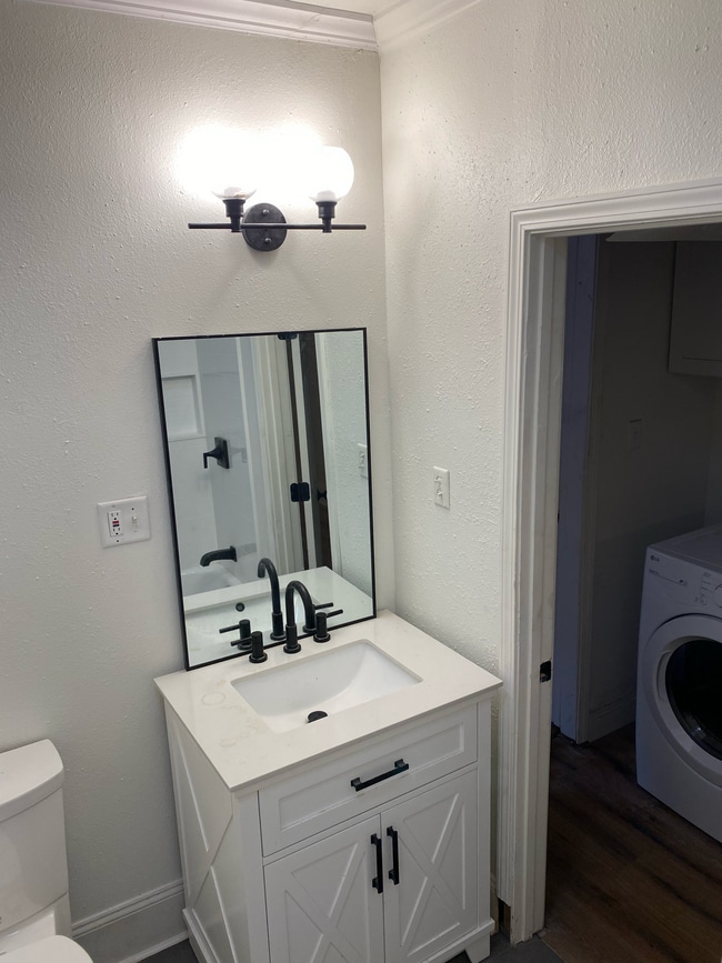 Building Photo - Hickory Street