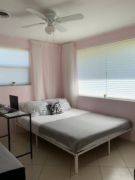 bedroom with queen bed - 2440 Manasota Beach Rd