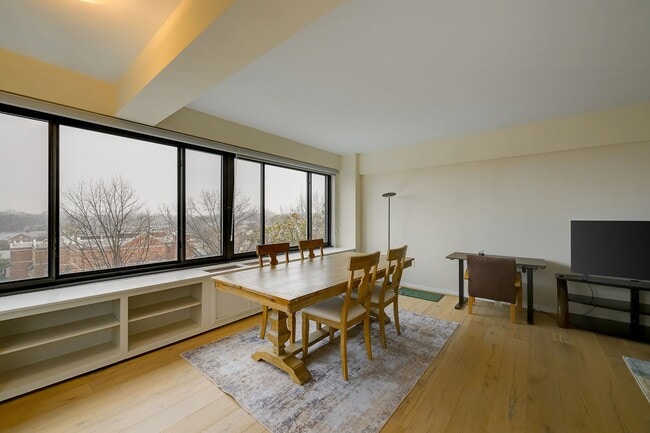 Building Photo - Great 1BR in Cathedral Heights! Fully furnished!