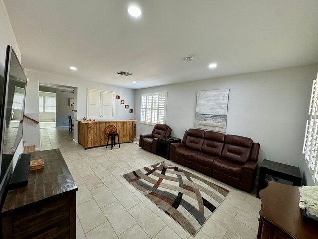 Building Photo - Spacious 6 bedroom home