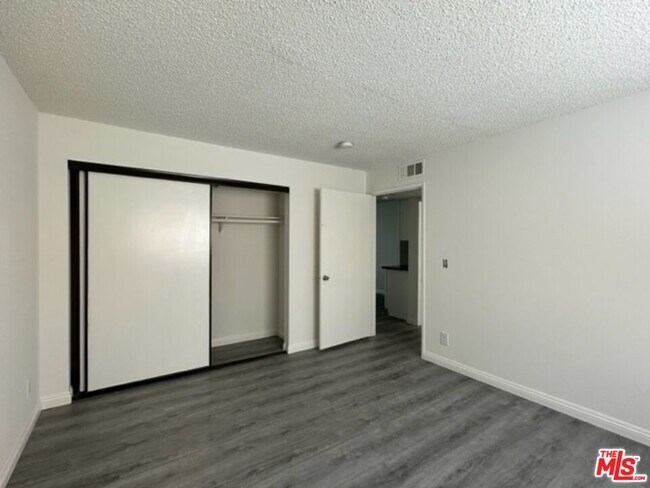 Building Photo - 4832 Rosewood Ave