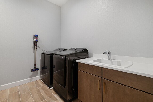 Building Photo - 4 Bedroom Home in Stonebrook