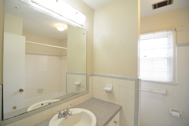 Building Photo - 2505 Lancelot Dr SE