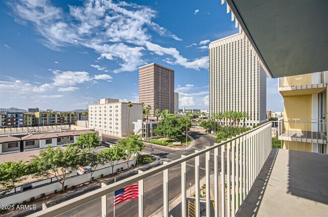 Building Photo - 207 W Clarendon Ave