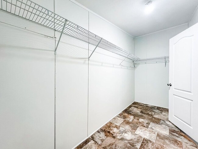 Building Photo - LOCATION! 5 mins from Carolina Beach bridg...