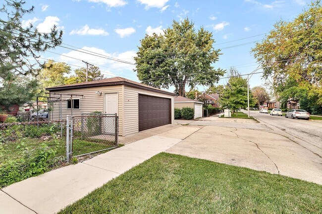 Building Photo - 1108 Des Plaines Ave