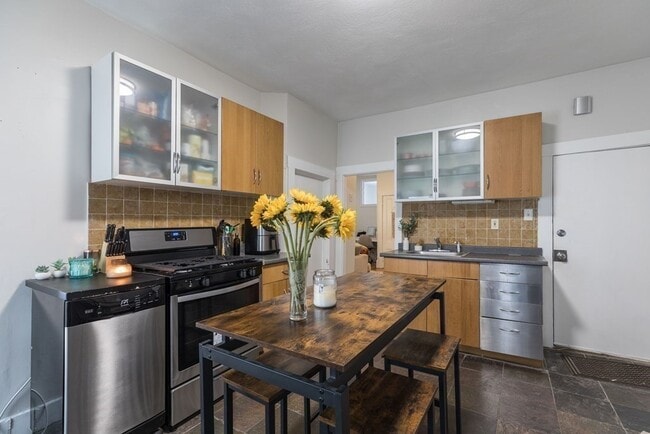 Building Photo - 69 I St