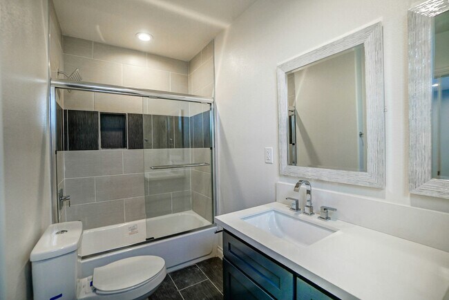 Building Photo - 1118-1118 1/2 W 39th Pl