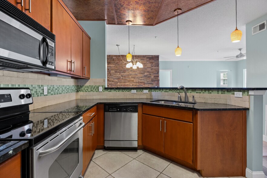 Building Photo - 2208 Walden Park Dr