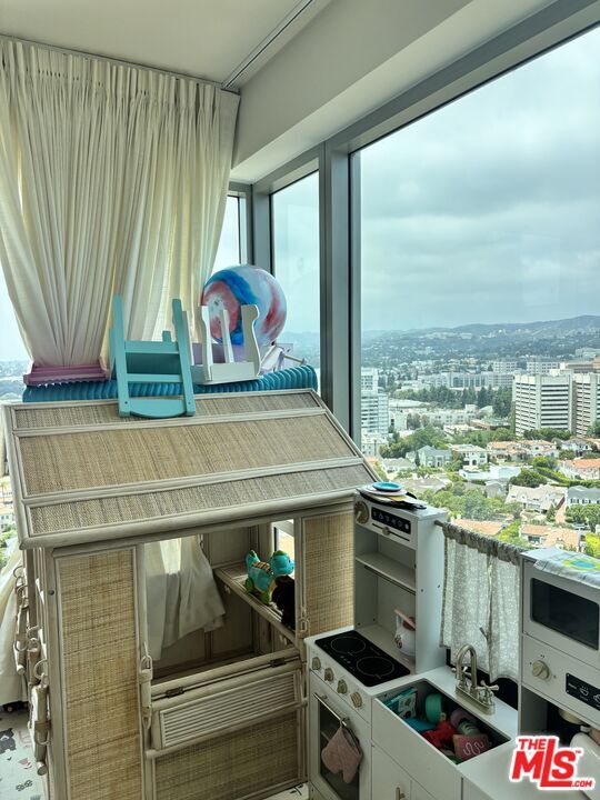 Building Photo - 10727 Wilshire Blvd