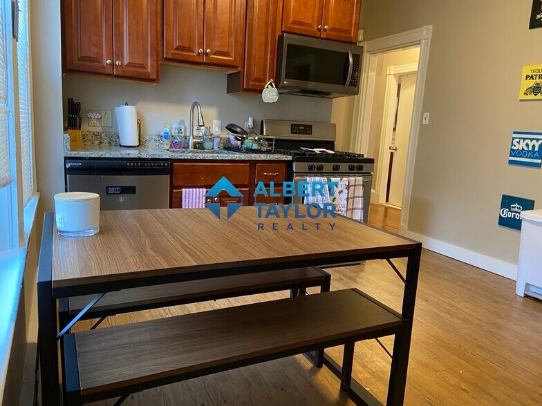 Building Photo - 8 Sunset St