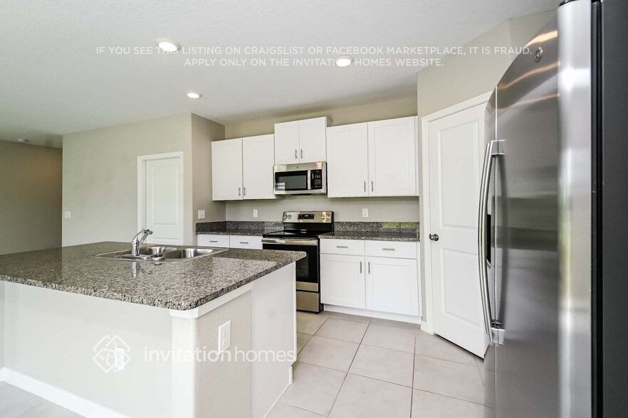 Building Photo - 2215 Jungle Dr