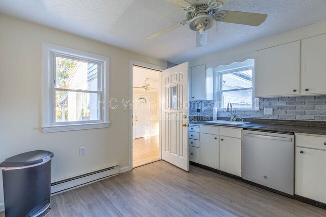 Building Photo - 183 Thompson Rd