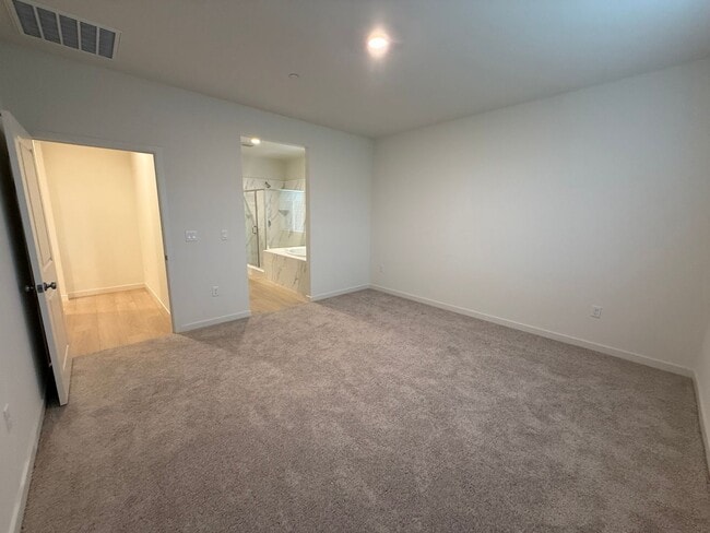 Building Photo - Beautiful New Build!