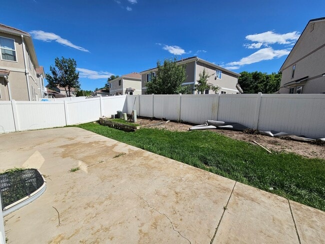 Building Photo - Massive and Expansive 5 Bedroom Green Vall...