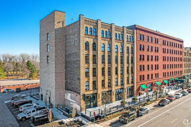 Building Photo - 724 Lofts