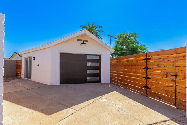 Building Photo - Amazing 3 bed 2 bath home with large backyard