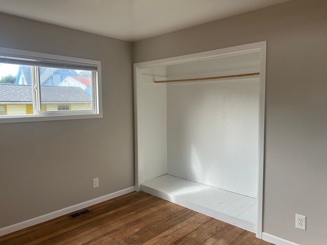 Building Photo - Charming 2 bedroom/1 bath Walking distance...