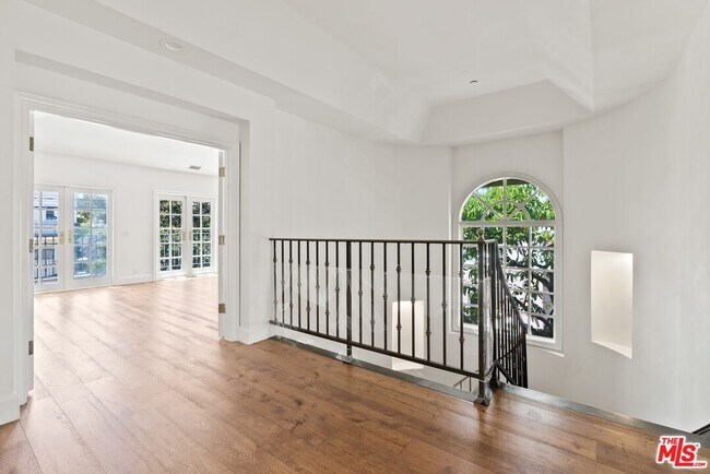 Building Photo - 321 S Palm Dr