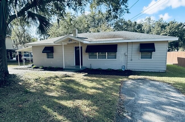 Building Photo - 811 S Lone Oak Dr