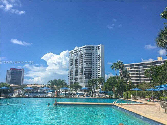 Building Photo - 2500 Parkview Dr