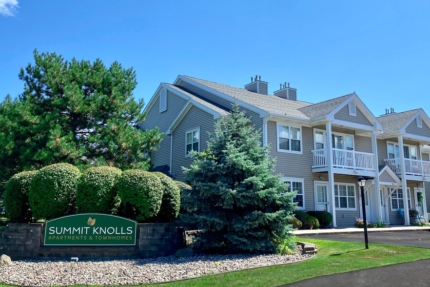 Summit Knolls Main Entrance - Summit Knolls Apartments