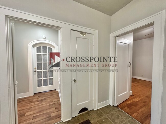 Building Photo - College Ave Triplex