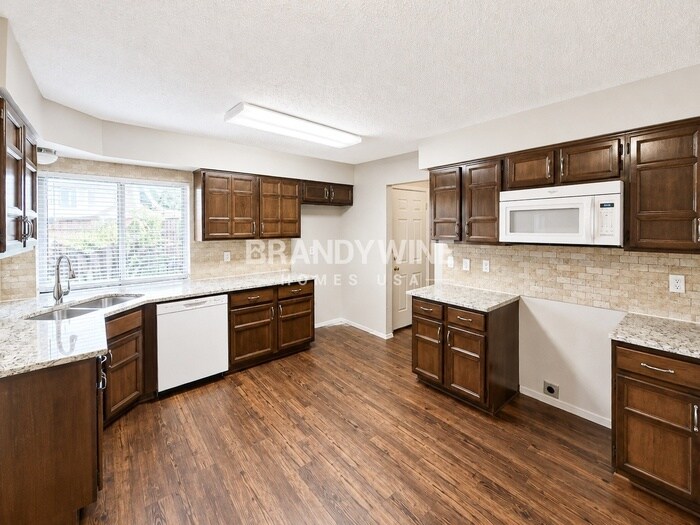 Building Photo - 3025 Jamestown Dr