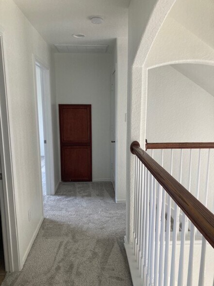 Building Photo - 618 E Theissen St