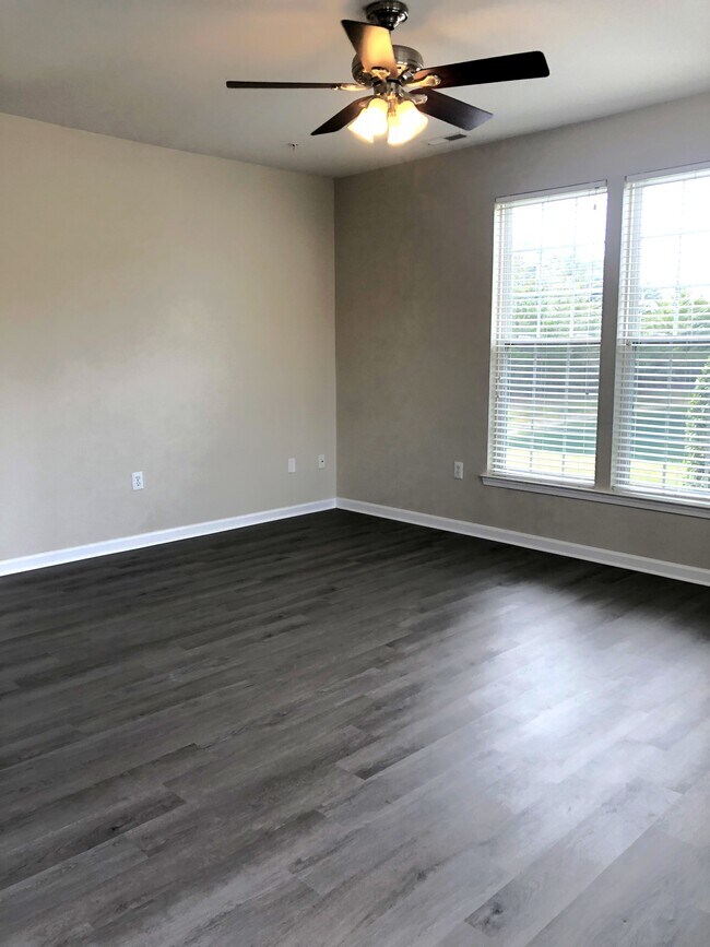 Building Photo - 1001 Meadow View Dr