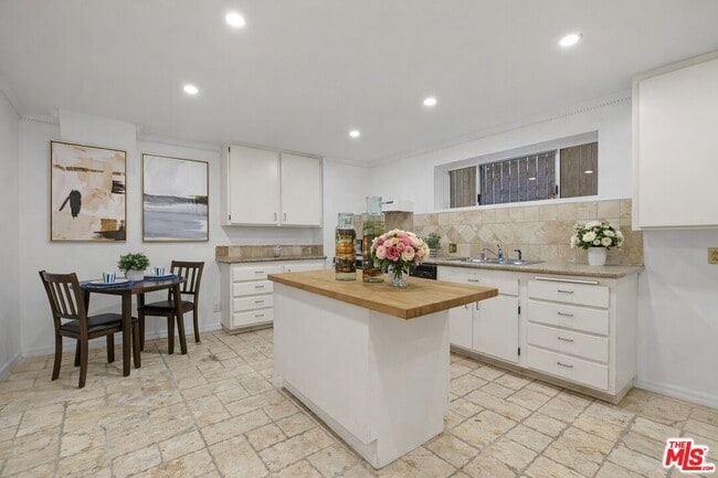 Building Photo - 865 Warner Ave