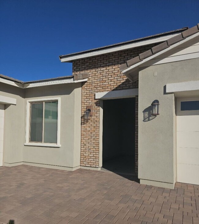 Building Photo - 5 BEDROOM 4 BATH SINGLE FAMILY HOME