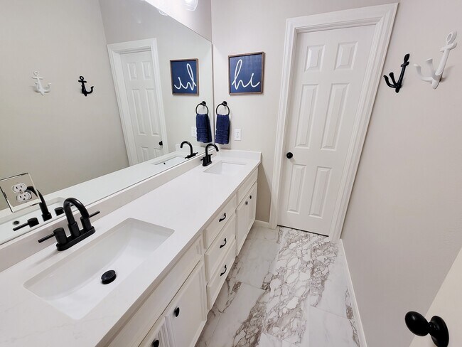 Building Photo - 13653 Lakeside Pl Dr
