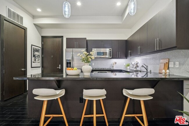 Building Photo - 655 S Hope St