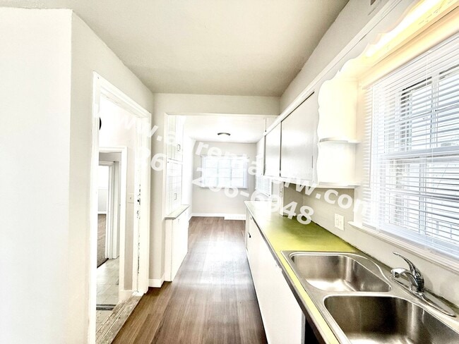 Building Photo - 3 Bedroom House