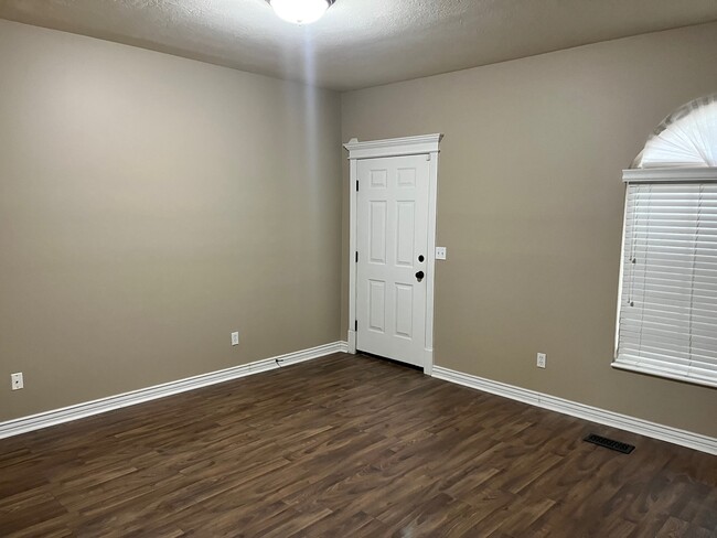 Building Photo - 3859 S Mitchell Cove